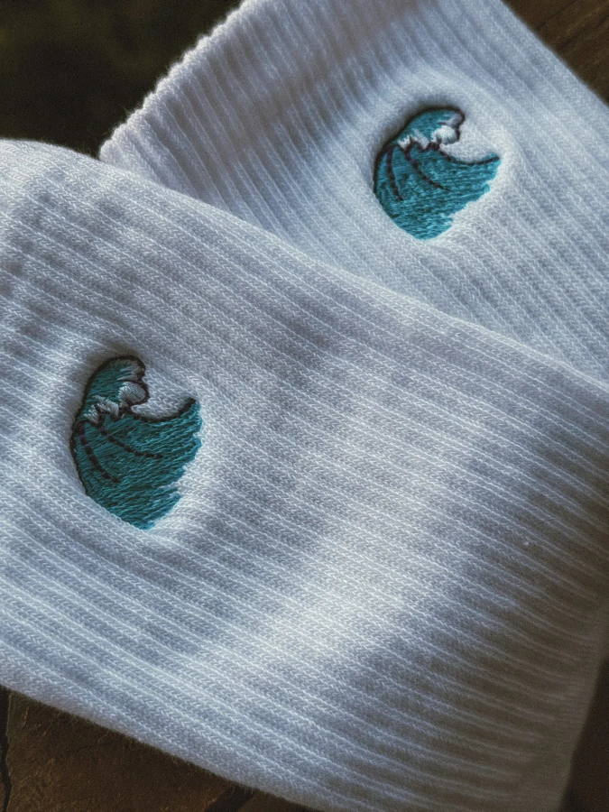 Skarpetki z haftem białe z falą wakacje ocean unisex