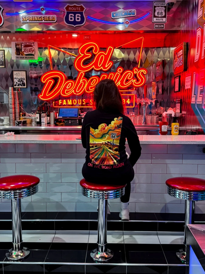 Amerykański diner w Chicago - bluzka Route 66 czarna kolorowa grafika autor zdjęcia: gdzies_w_usa