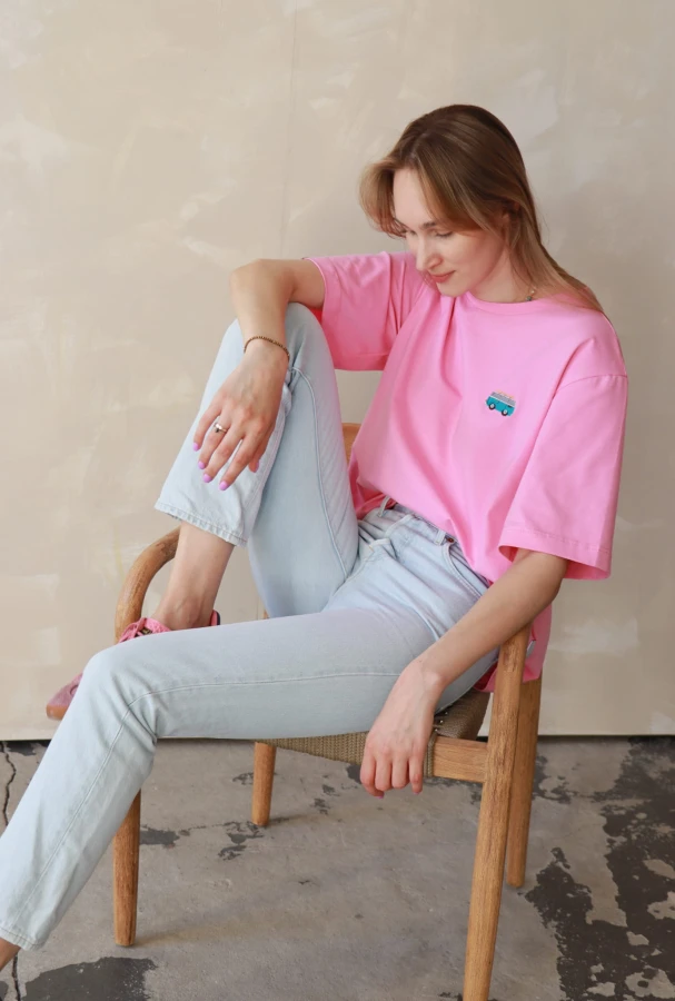 Roadtrip vanlife na koszulce podróżniczej na modelce różowa oversize unisex