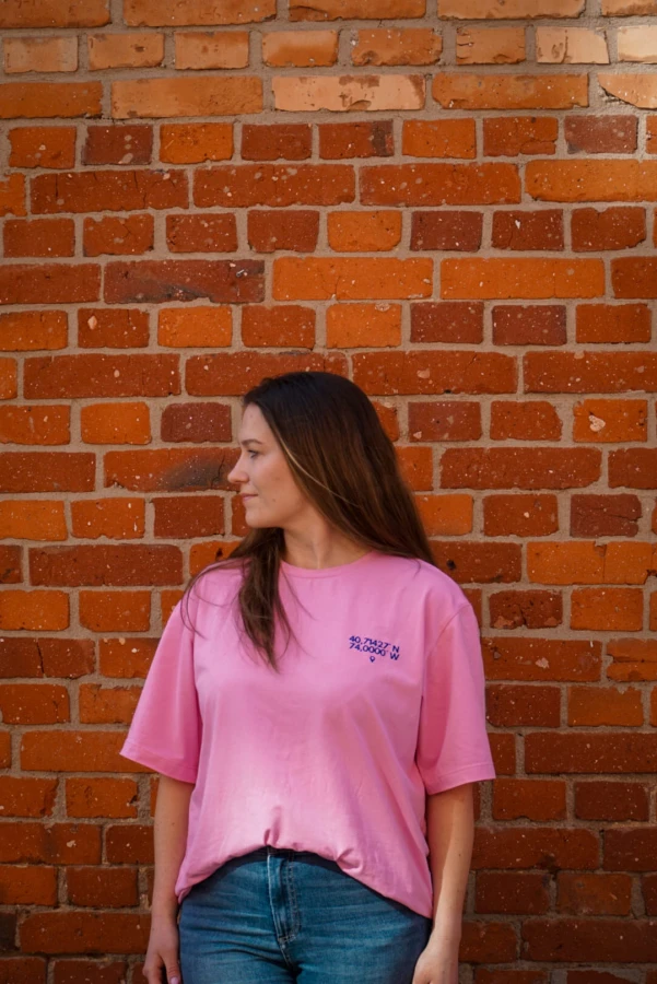Personalizowana koszulka podróżnicza z pinezką lokalizacji unisex oversize