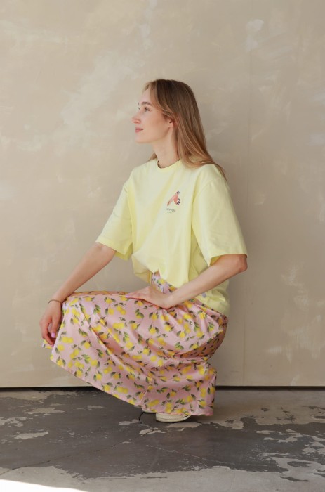 Koszulka inspirowana Sycylią – Dolce Vita Tee w pastelowym żółtym kolorze z nadrukiem cannoli