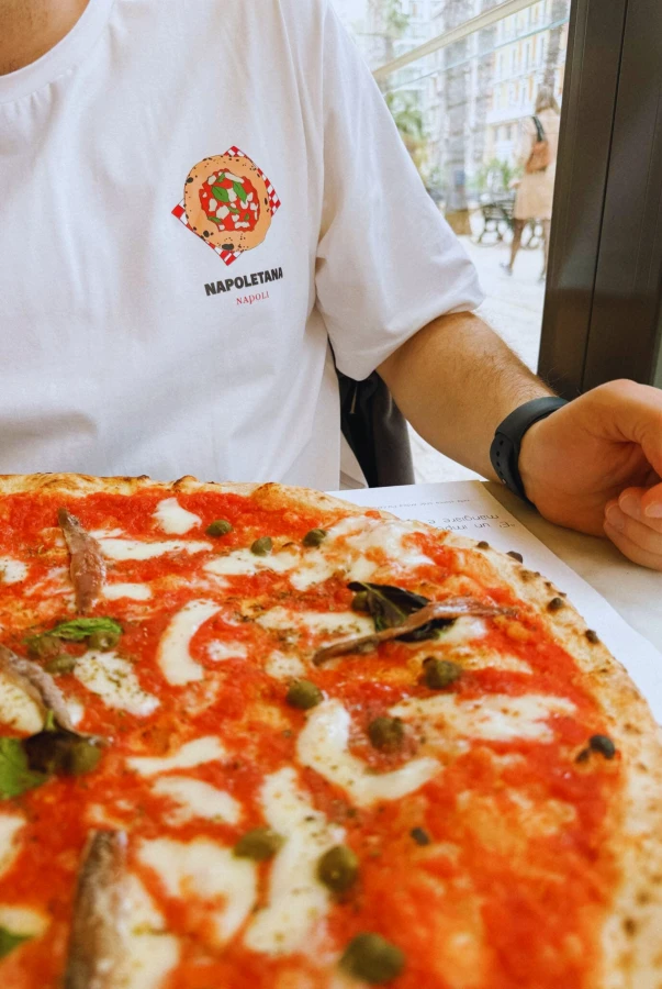 Slice of Napoli – koszulka, która smakuje jak najlepsza pizza z pieca w sercu Neapolu