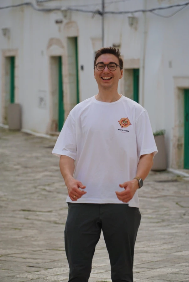 Classic white t-shirt z nadrukiem pizzy – stylowa i wygodna jak niedzielne popołudnie w Neapolu
