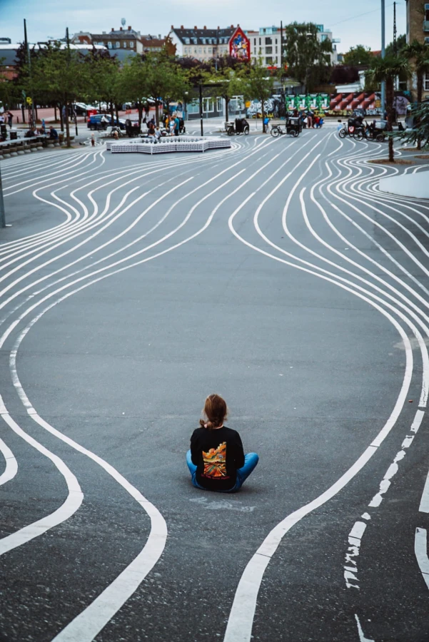 Grafika Route 66 na damskim longsleeve – widok z tyłu na modelce z oddali
