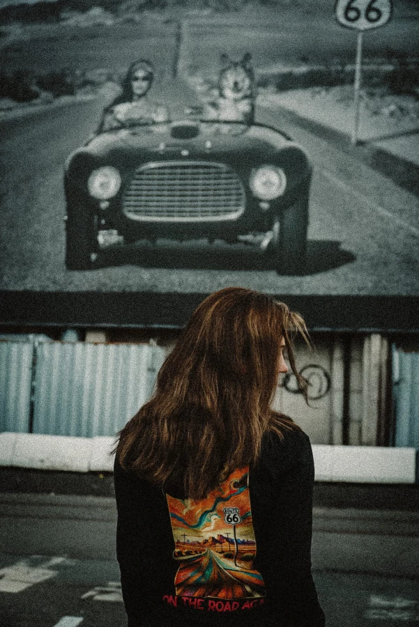 Grafika Route 66 na damskim longsleeve – widok z tyłu na modelce