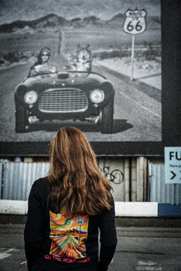 Damski longsleeve z grafiką Route 66 na plecach – styl podróżniczy
