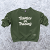 Bluza dziecięca oversize Traveler in training w kolorze zielonym dla dziecka wygodna bluza bawełniana