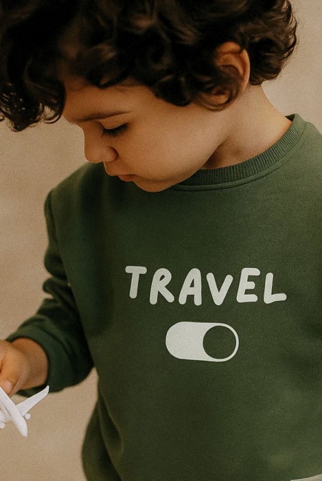 Bluza dla dziecka małego podróżnika z napisem TRAVEL i grafiką MODE ON dla rodzin podróżników kochających zwiedzać świat podróże bawełna oversize