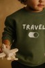 Bluza dziecięca małego podróżnika z napisem TRAVEL i grafiką MODE ON dla rodzin podróżników kochających zwiedzać świat podróże bawełna oversize
