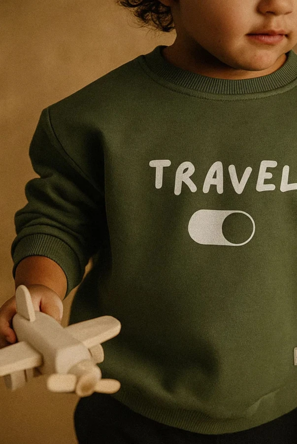 Bluza dziecięca małego podróżnika z napisem TRAVEL i grafiką MODE ON dla rodzin podróżników kochających zwiedzać świat podróże bawełna oversize