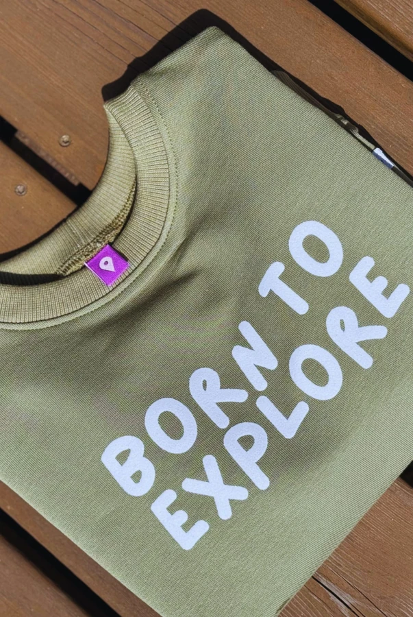 Dziecięca bluza z napisem born to explore dla małego podróżnika podróże wyjazdy explore