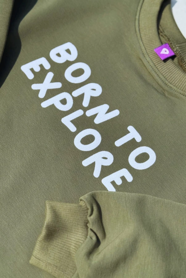 Bluza dla małych podróżników w kolorze zielonym z napisem born to explore dla małych odkrywców świata