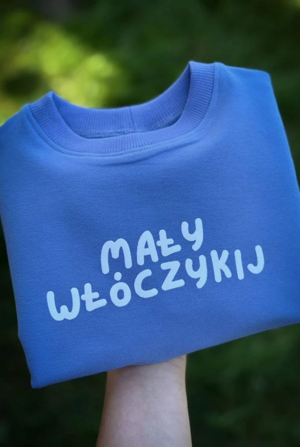 Bluza dla dziecka w kolorze niebieskim z napisem MAŁY WŁÓCZYKIJ podróże handmade