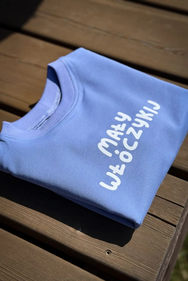 Bluza oversize dla małego podróżnika z napisem MAŁY WŁÓCZYKIJ w kolorze lawendowym