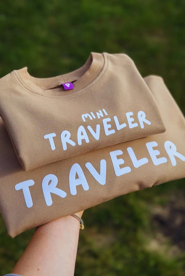 Zestaw bluz z nadrukiem TRAVELER i MINI TRAVELER – dla mamy i dziecka