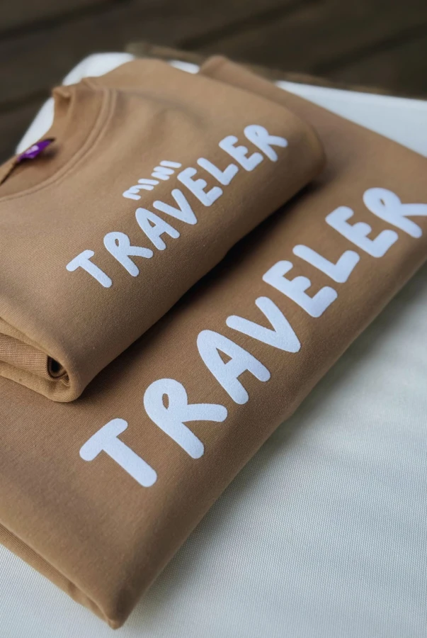Bluzy z napisami TRAVELER i MINI TRAVELER – idealne dla podróżujących razem