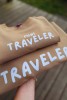 Bluzy dla mamy i dziecka w kolorze beżowym dla podróżujących rodzin z napisami TRAVELER i MINI TRAVELER