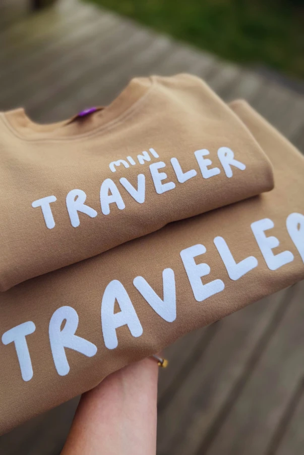 Bluzy dla mamy i dziecka w kolorze beżowym dla podróżujących rodzin z napisami TRAVELER i MINI TRAVELER