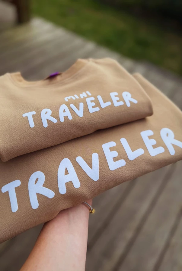 Bluza podróżnicza dla mamy i dziecka w kolorze beżowym z napisami TRAVELER i MINI TRAVELER