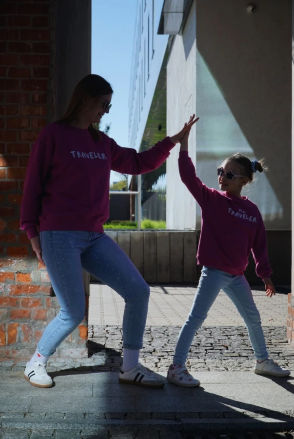Napisy na bluzach dziecięcej i damskiej w kolorze magenta matchy-matchy
