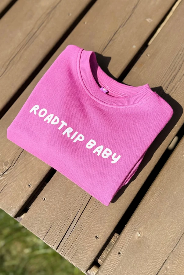 Bluza podróżnicza oversize różowa z napisem roadtrip baby