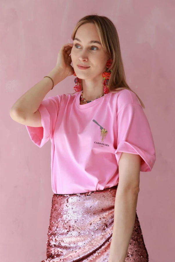 Minimalistyczna koszulka z carbonarą w kolorze dusty pink – idealna na podróże po Rzymie i włoskie spacery