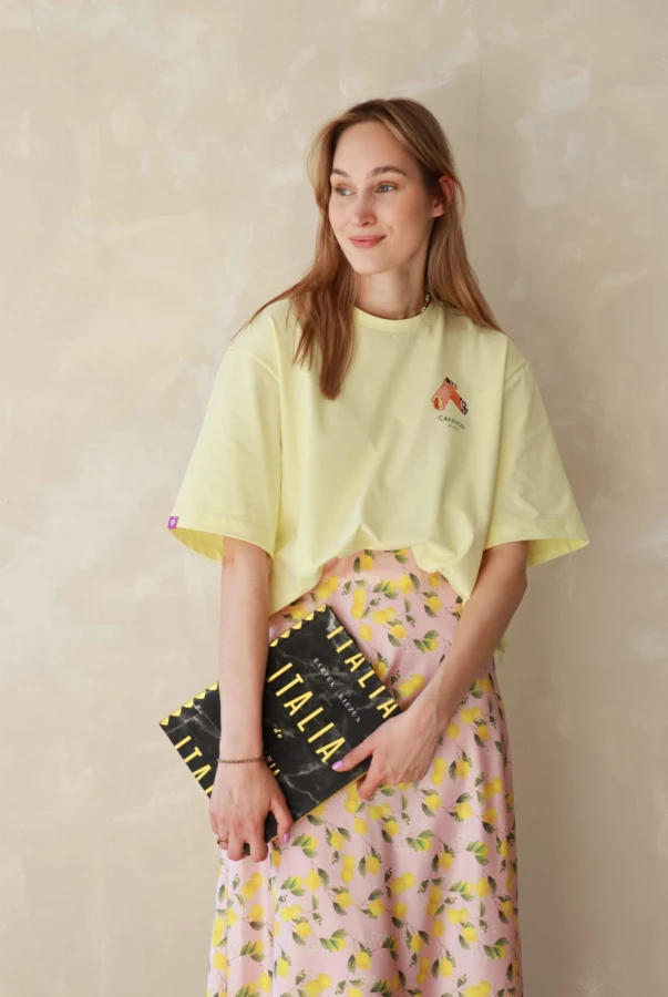 Koszulka oversize unisex z motywem cannoli – pastelowa żółć w roli głównej