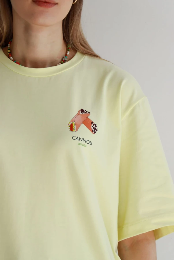 Unisex koszulka oversize w odcieniu pastel yellow – nadruk cannoli to ukłon w stronę włoskiej kuchni