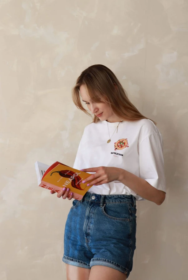 Classic white tee z nadrukiem pizzy – Slice of Napoli to must-have dla fanów włoskiego stylu