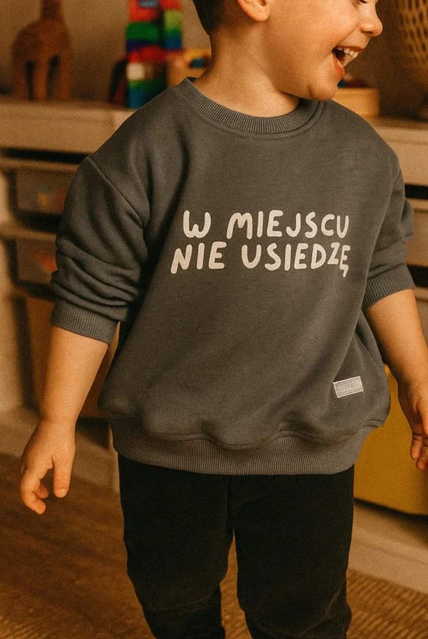 Bluza dla dziecka z napisem W MIEJSCU NIE USIEDZĘ w kolorze szarym dla małego urwisa bawełna oversize polska produkcja