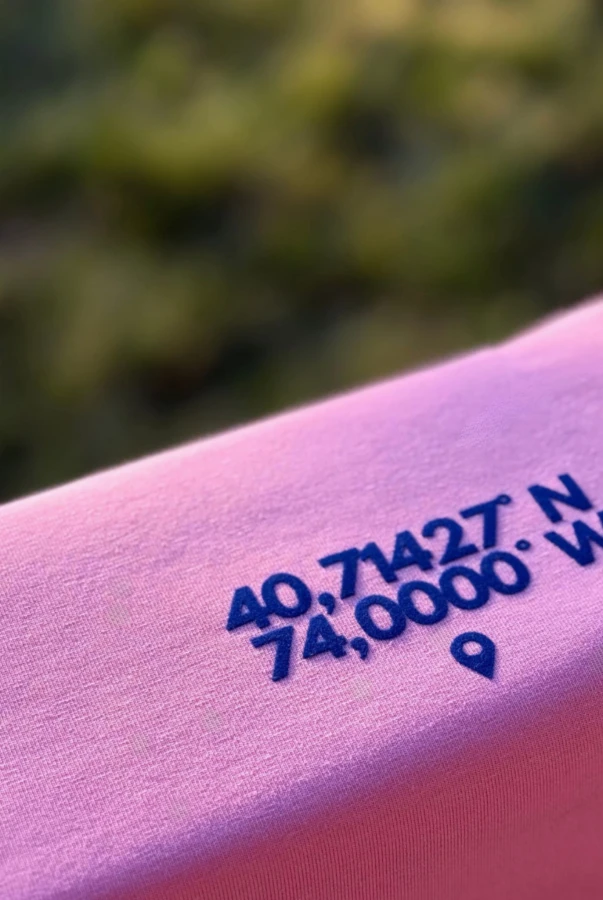 Współrzędne geograficzne na koszulce dla podróżnika unisex oversize personalizacja