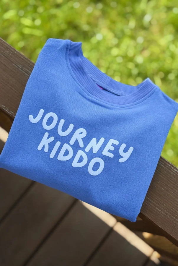 Dziecięca bluza oversize w kolorze niebieskim z napisem JOURNEY KIDDO dla małych podróżników