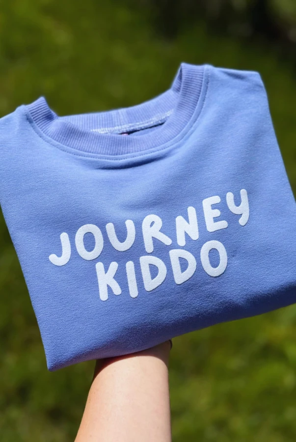 Bluzy dziecięce oversize niebieskie z napisem JOURNEY KIDDO dla rodzin podróżników