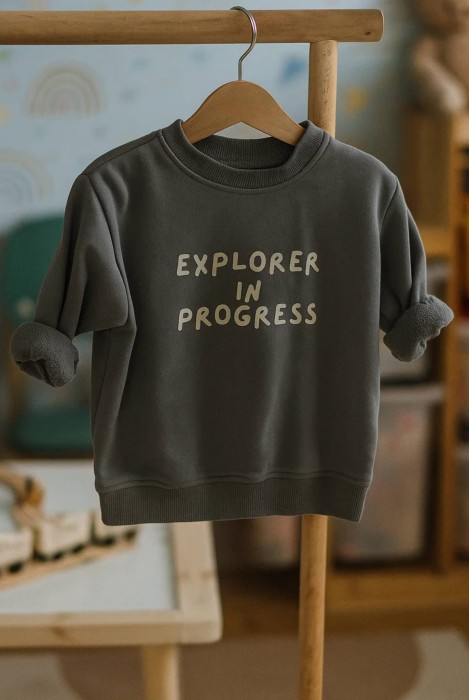 Podróżnicza bluza dla dziecka z napisem EXPLORER IN PROGRESS w kolorze szarym oversize bawełna