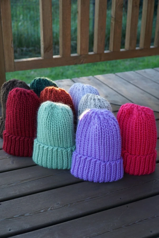 Czapka z naturalnej przędzy Merino, malinowy róż, ręczna produkcja