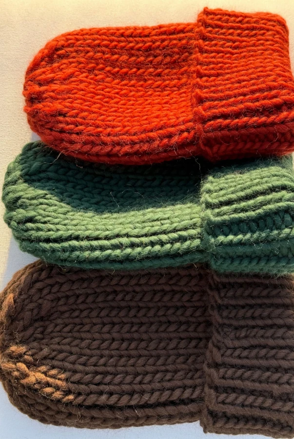Czapka z wełny Merino, odcień ciemnej zieleni, miękka i komfortowa