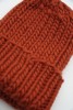 Ceglasta czapka handmade z wełny Merino, oddychająca i miękka