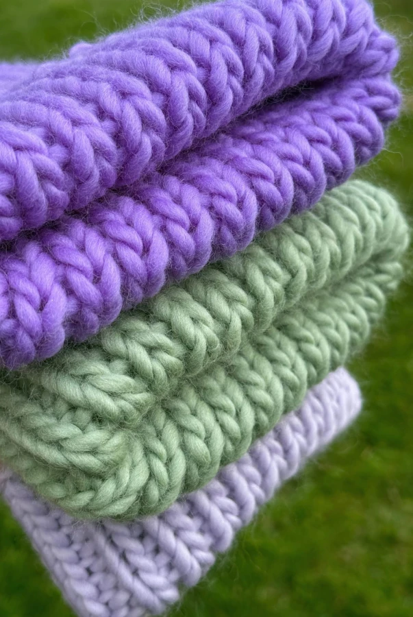 Rękodzielnicza czapka Merino, kolor liliowy, idealna do codziennego noszenia