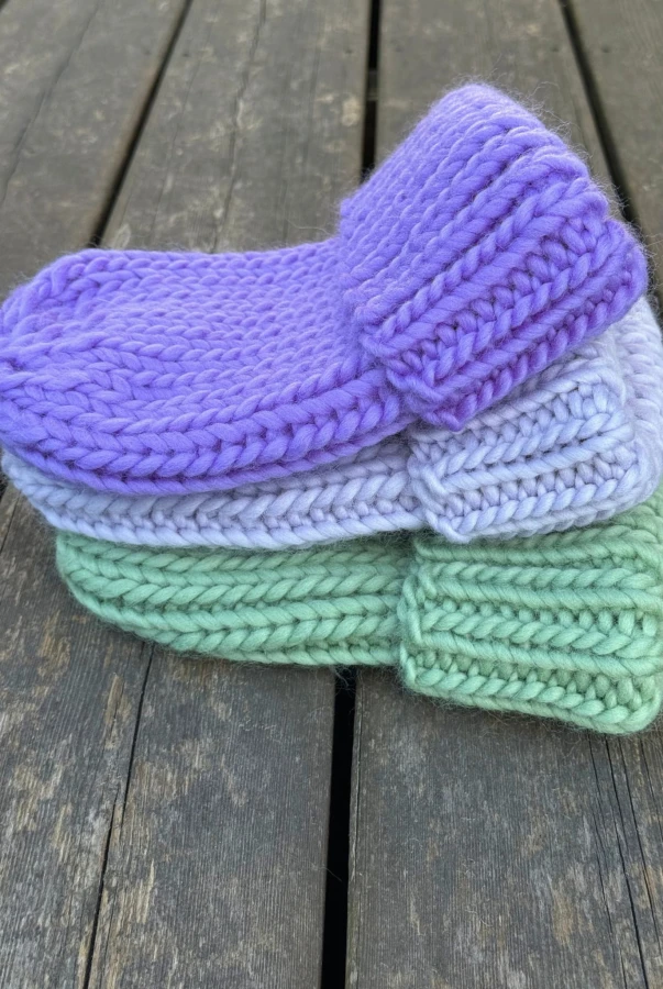 Liliowa czapka Merino handmade, termoaktywna i przyjemna w dotyku