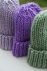 Dziergana czapka Merino handmade w kolorze fioletowym, unikatowy produkt lokalnej produkcji