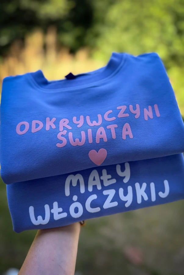 Bluza dla dziecka w kolorze niebieskim z napisem MAŁY WŁÓCZYKIJ podróże handmade włóczykije