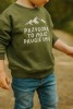 Dziecięca bluza podróżnicza w kolorze zielonym z napisem PRZYGODA TO MOJE DRUGIE IMIĘ w kroju oversize bawełna