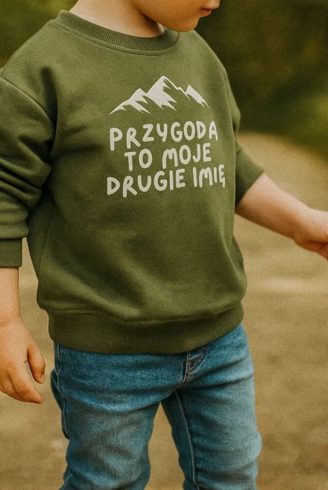 Dziecięca bluza podróżnicza w kolorze zielonym z napisem PRZYGODA TO MOJE DRUGIE IMIĘ w kroju oversize bawełna