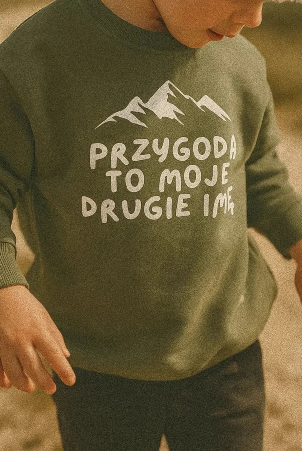 Bluza dla dziecka podróżnicza w kolorze zielonym z napisem PRZYGODA TO MOJE DRUGIE IMIĘ w kroju oversize bawełna