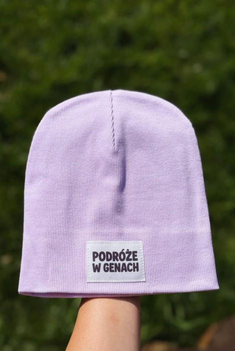 Wygodna czapka prążek w kolorze jasnego wrzosu z napisem „Podróże w genach”