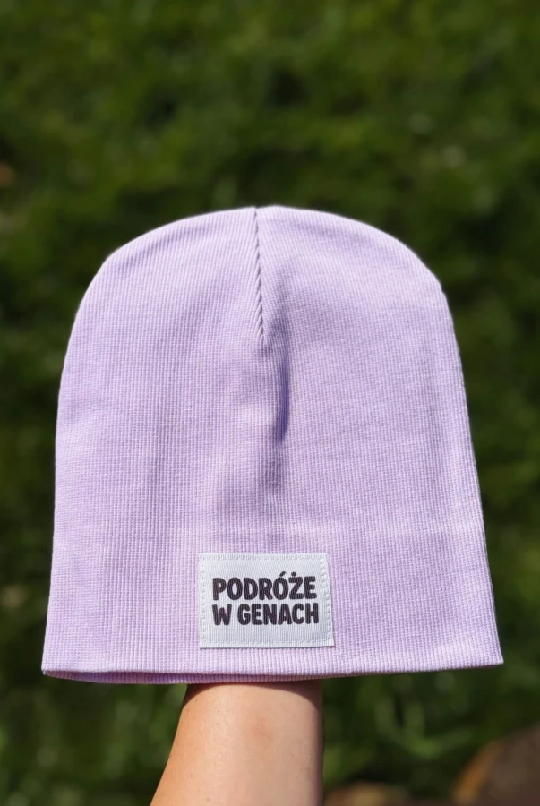 Wygodna czapka prążek w kolorze jasnego wrzosu z napisem „Podróże w genach”