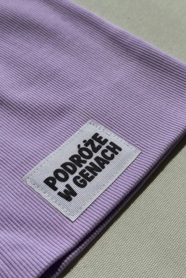 Czapka dziecięca w kolorze jasnego wrzosu – „Podróże w genach”