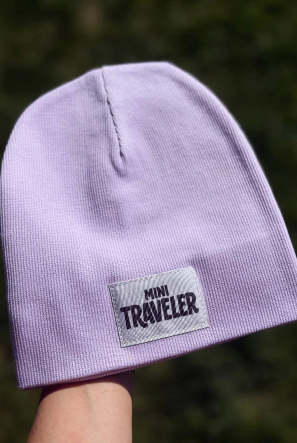 Stylowa czapka dziecięca jasny wrzos – naszywka „Mini Traveler”