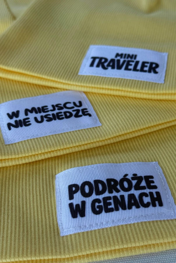 Modna czapka dziecięca w kolorze żółtym – podróżnicza naszywka