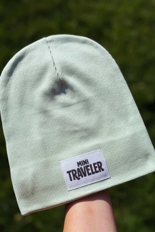 Elastyczna czapka prążek w odcieniu seledynu – „Mini Traveler”